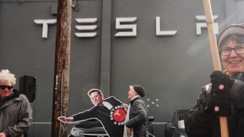 Pro-Elon Supporters Stage Counter Protest at New Jersey Tesla Dealership