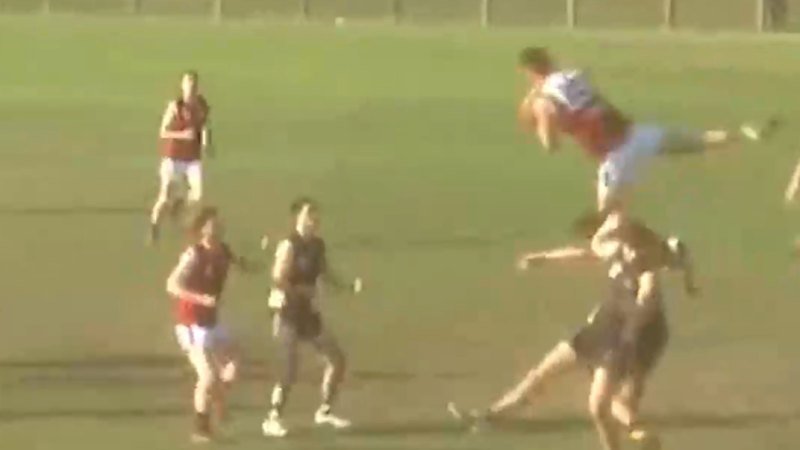 Hawthorn reserves player takes ridiculous mark