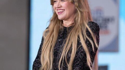 Kelly Clarkson hosts first show since ex Brandon Blackstock’s death