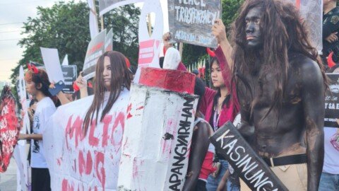 Grupo ng kabataan, nagbihis ng mga nakakatakot na Halloween costume sa kanilang protesta kontra-katiwalian